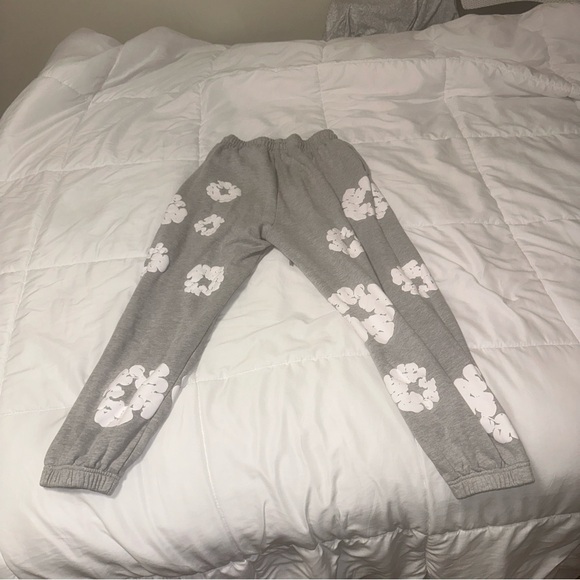 Hello I am selling denim tears pants 100% authentic stylish for men and women - Picture 7 of 9